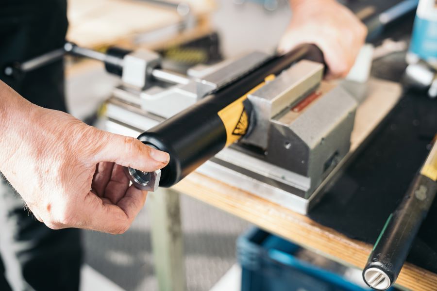 Mann bei der Montagearbeit