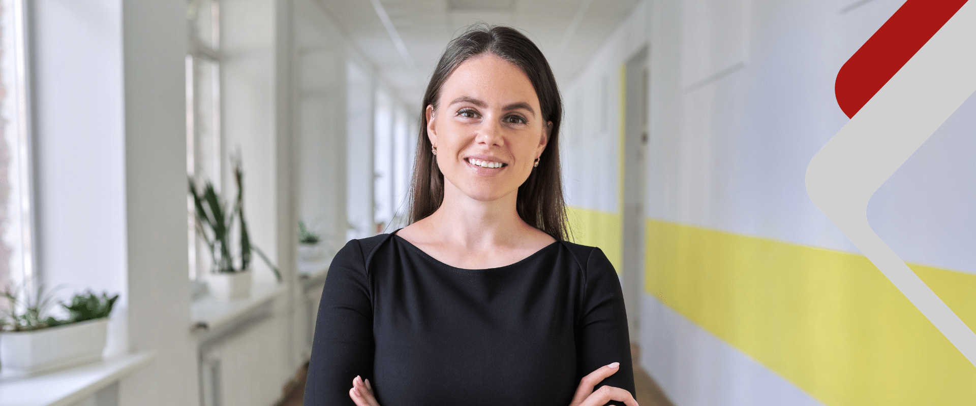 Frau lächelt in die Kamera