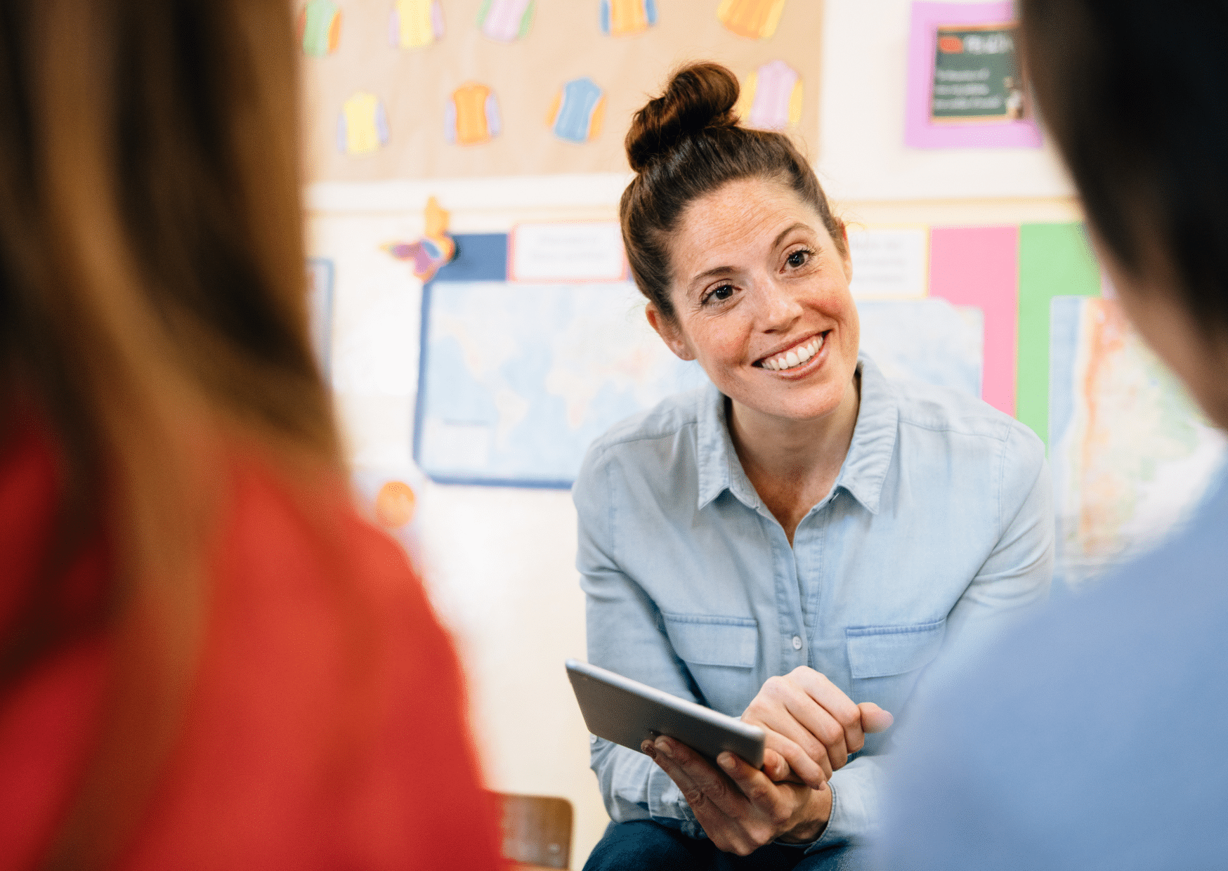Junge Frau im Gespräch in Klassenzimmer