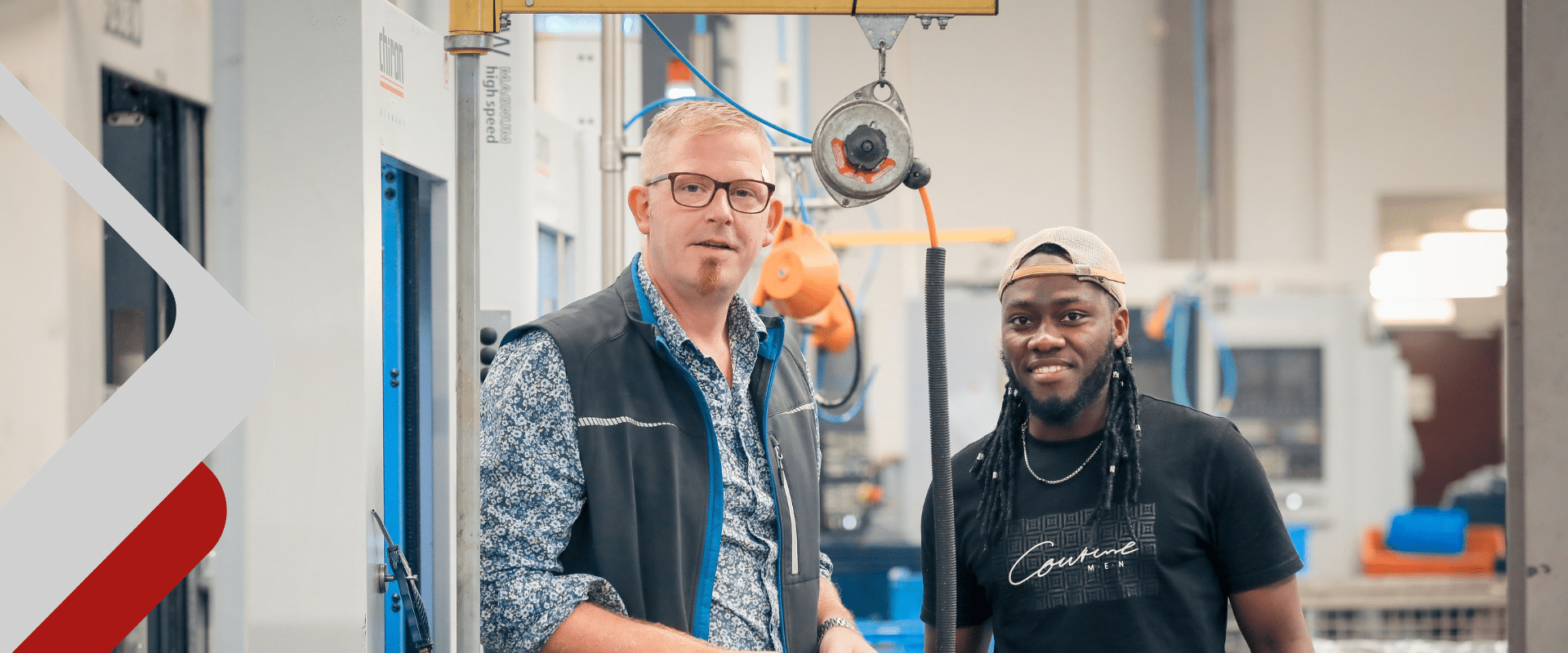 Auszubildender der CNC-Abteilung mit seinem Ausbilder