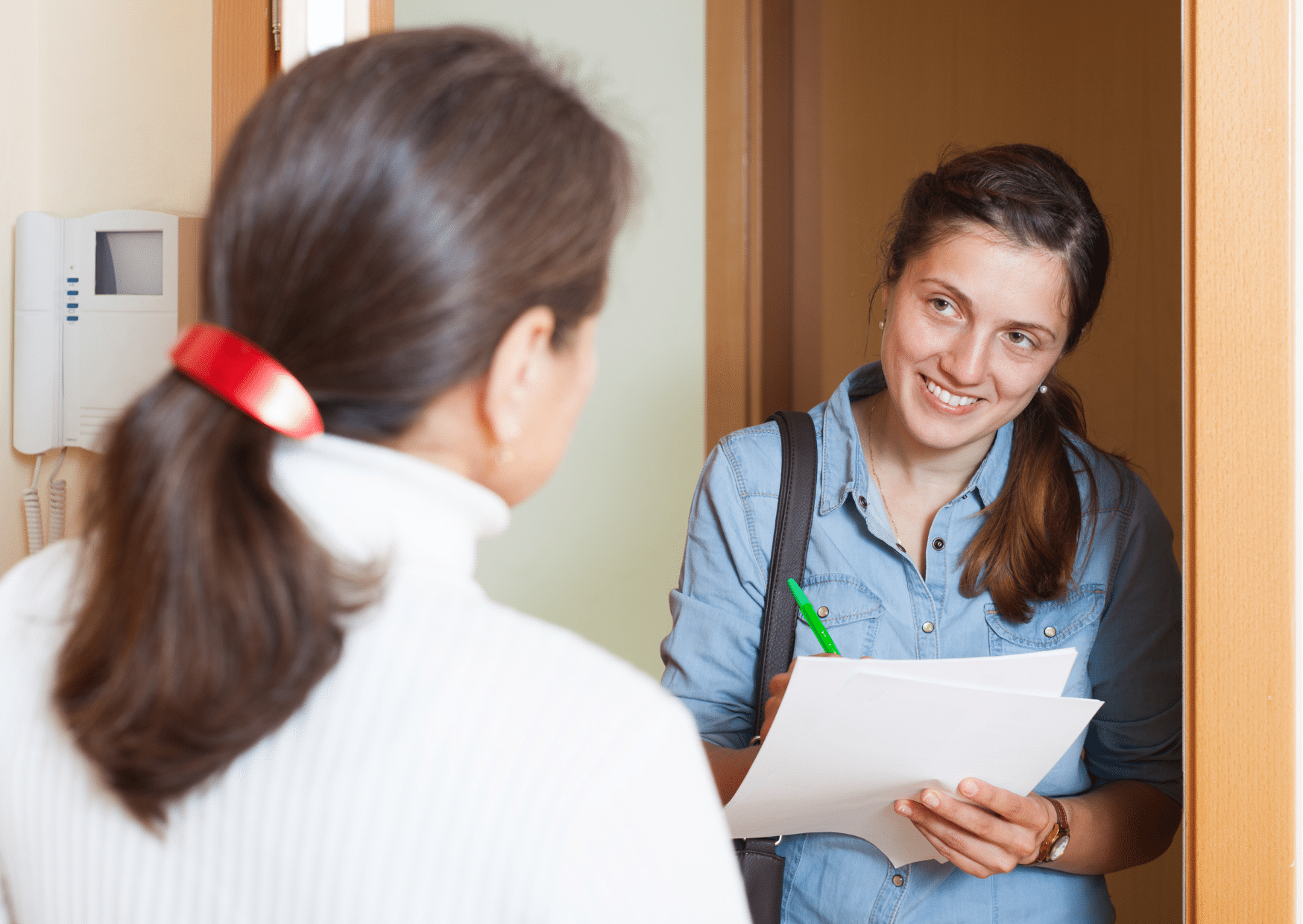 Zwei Frauen im Gespräch an der Tür