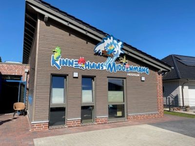 Außenbeschilderung des Kinnerhuus middenmang Heisfelde