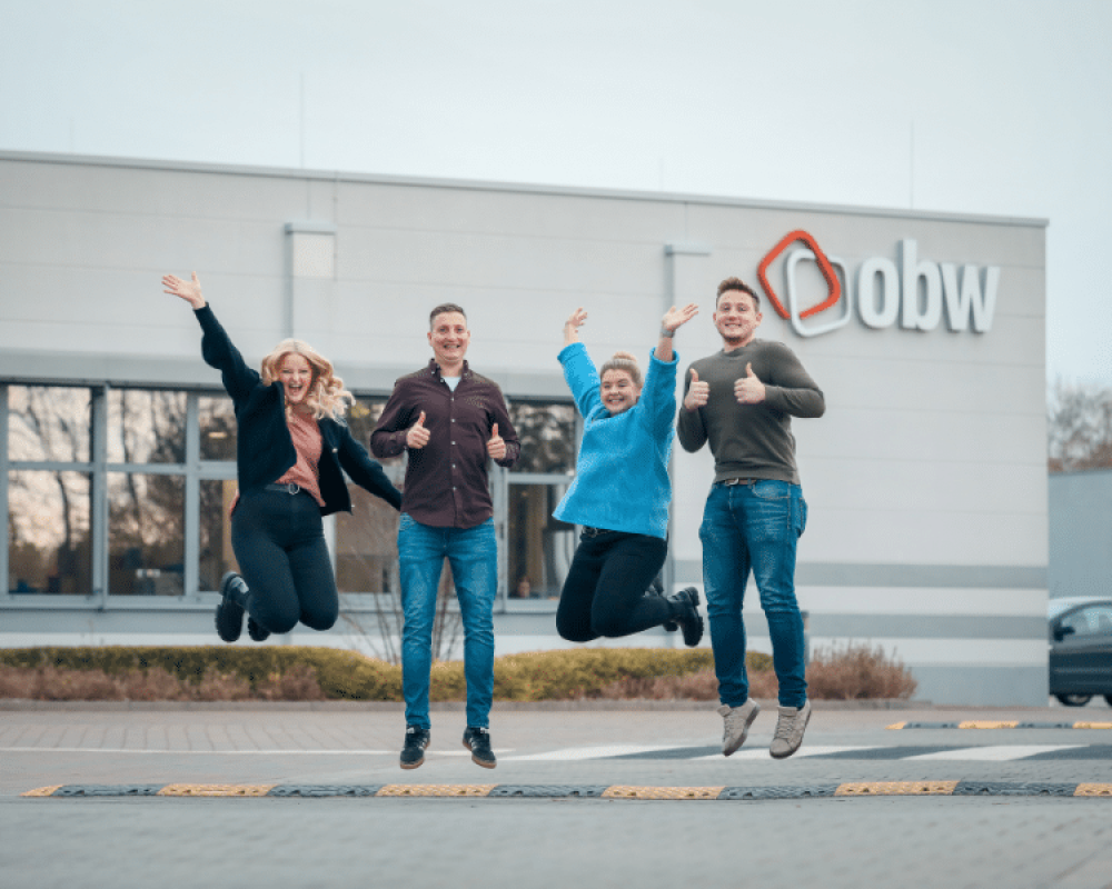 Das Team der Freiwilligendienste springt in die Luft