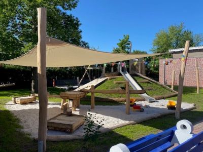 Spielplatz im Außenbereich des Kinnerhuus middenmang Heisfelde