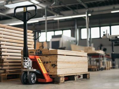 Palette mit Holz auf Hubwagen