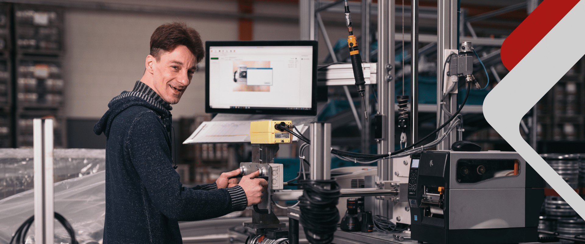 Mann arbeitet an einer Industriemaschine