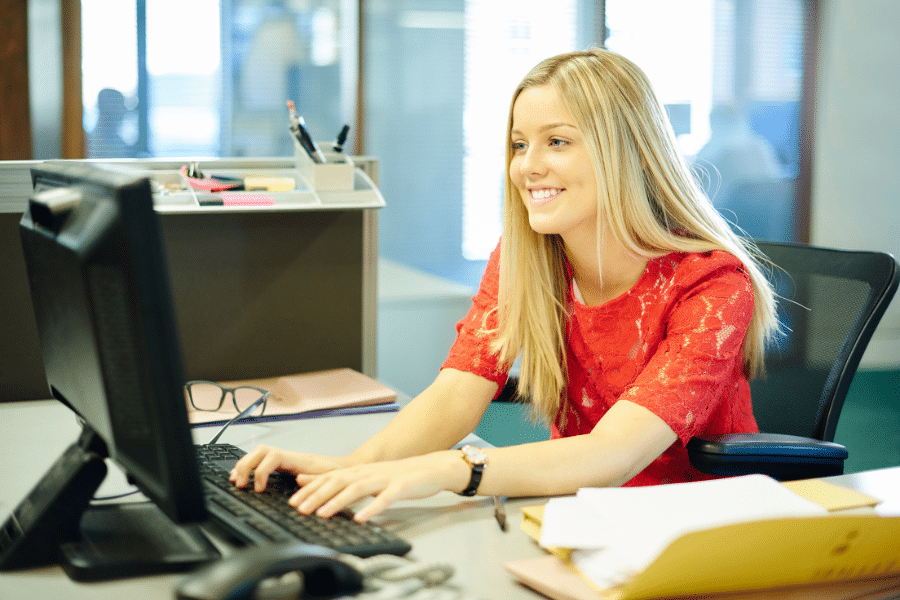 Junge Frau arbeitet am PC