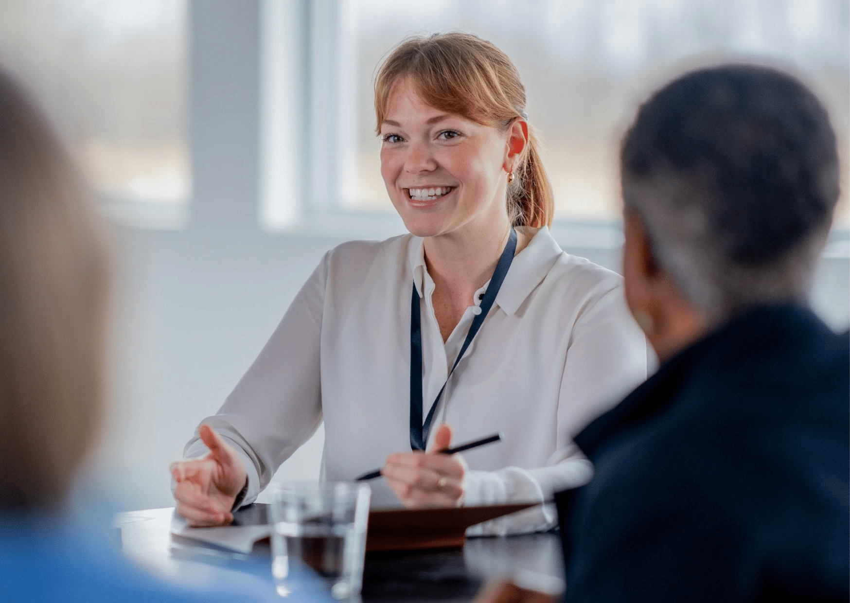 junge Frau im Büro im Gespräch