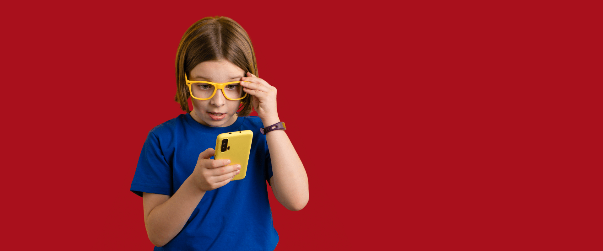 junges mädchen mit handy