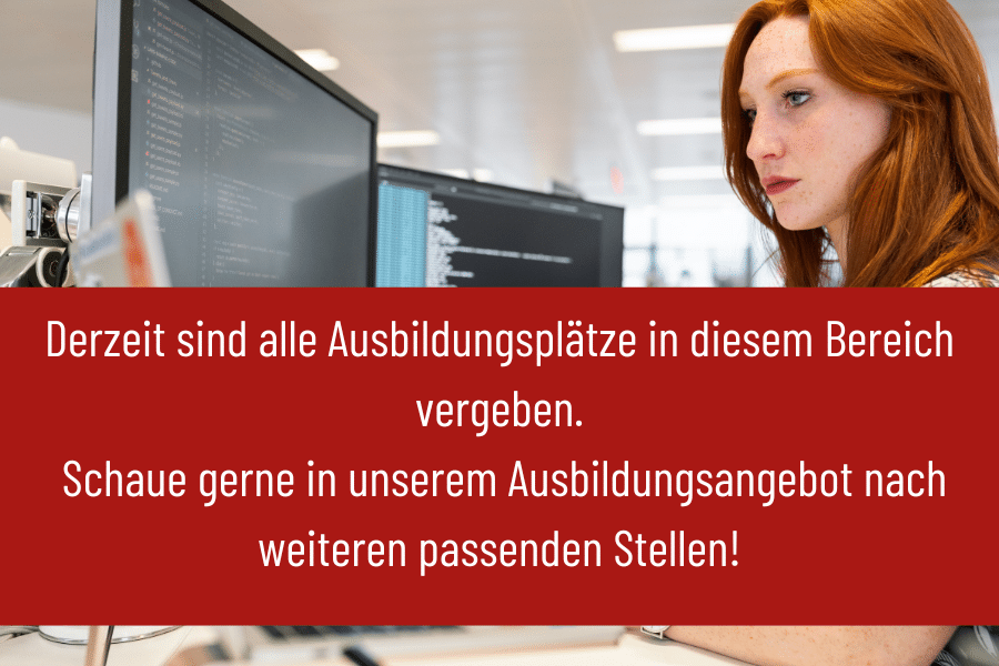 Junge Frau arbeitet am Computer