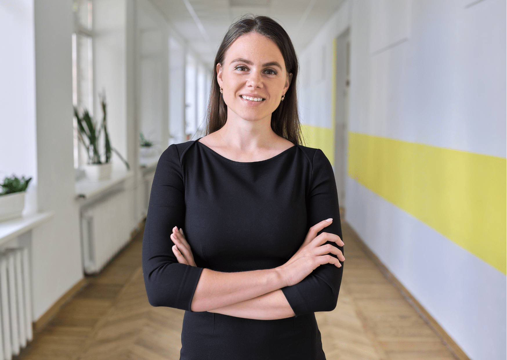 Frau lächelt in die Kamera