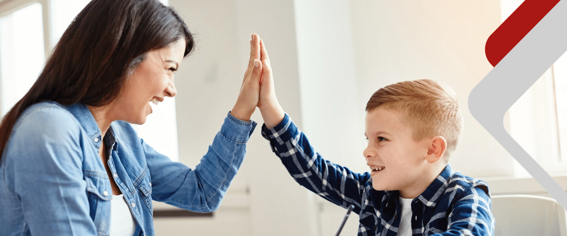 Frau und Junge klatschen ein