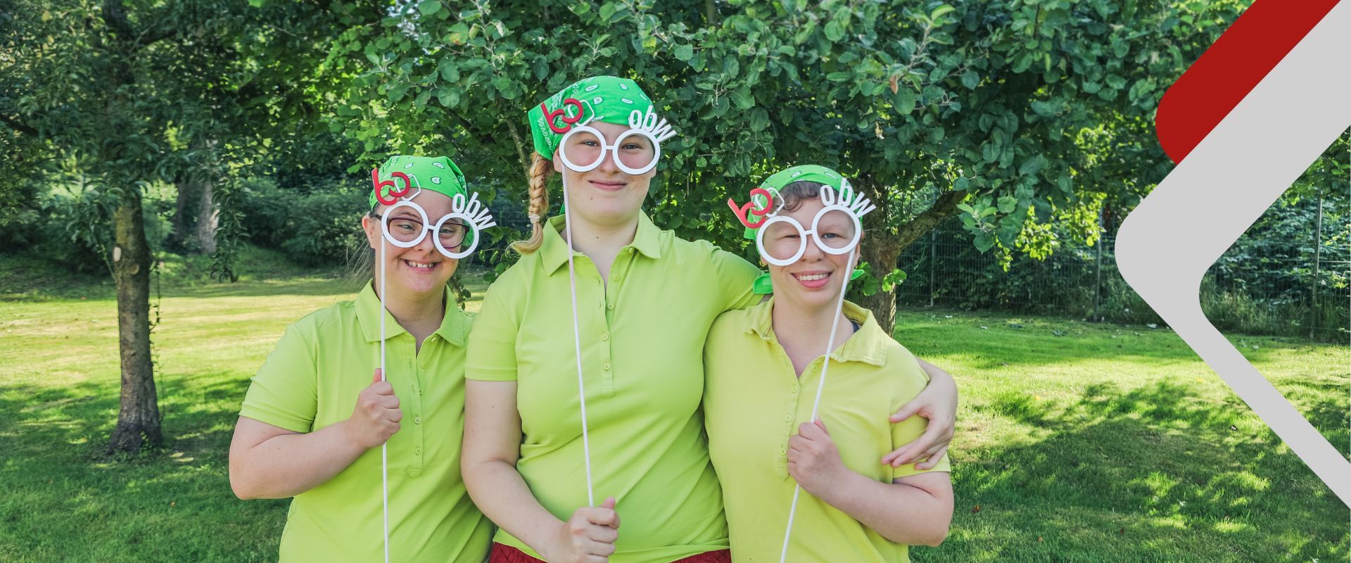 Drei Mitarbeiterinnen der Foodmanufaktur halten sich die obw-Jubiläumsbrille vor ihre Gesichter